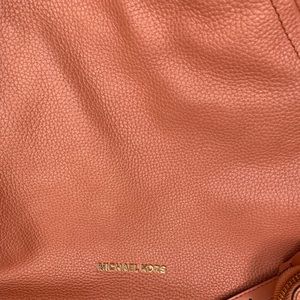 MICHAEL MICHAEL KORS PEach
Aria Large Pebble Leather Shoulder Bag In Luggage